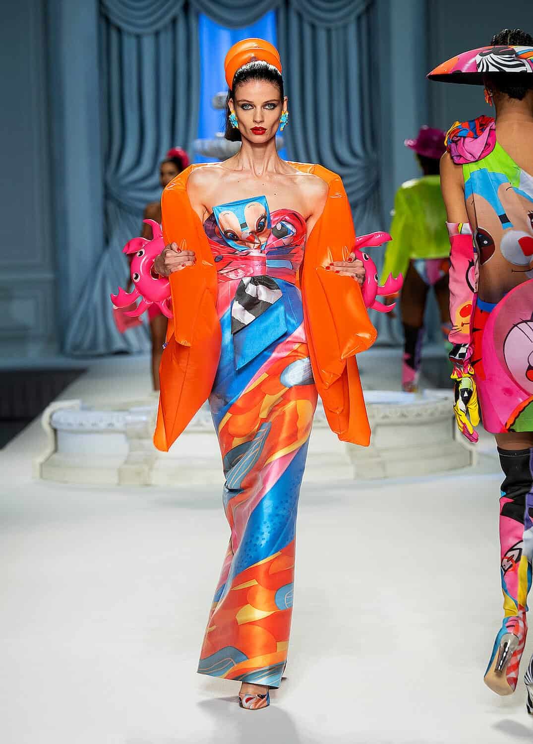 ワンピース Moschino SS23 \"HEELS AND FLOWERS\" DRESS (04361140_1223) Moschino RTW Spring 2023 [PHOTOS]